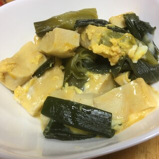 高野豆腐と新玉ねぎの葉の卵とじ